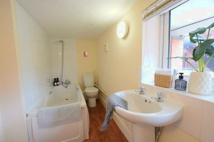6 Bedroom End Of Terrace House To Rent In West Parade - Student House - /, LN1