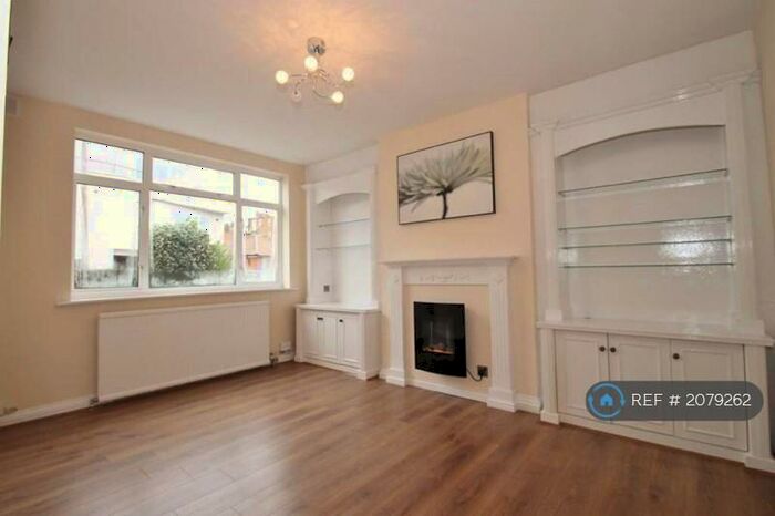 2 Bedroom Maisonette To Rent In Windsor Close, Northwood, HA6