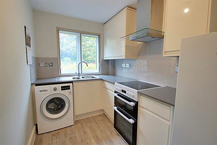 2 Bedroom Flat For Sale In Railway Terrace, Kings Langley, WD4