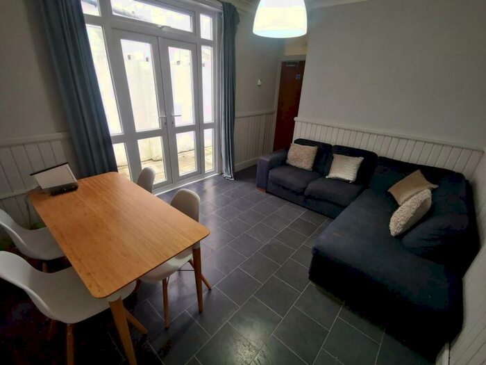 5 Bedroom House To Rent In Malefant Street, Cathays, Cardiff, CF24