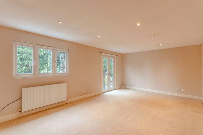 5 Bedroom Detached House For Sale In Courtleas, Cobham, KT11