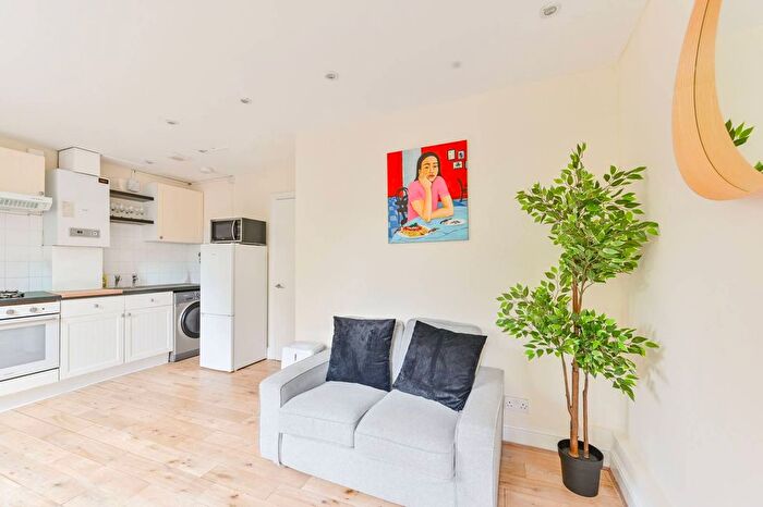2 Bedroom Flat To Rent In Falcon Road, Clapham Junction, London, SW11
