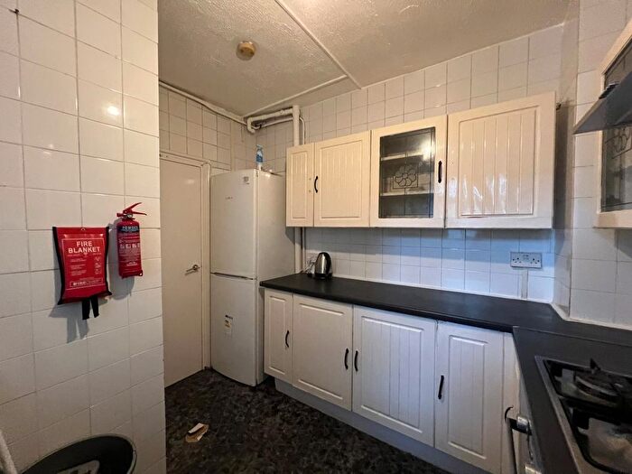 3 Bedroom Flat To Rent In Stamford Hill, London, N16
