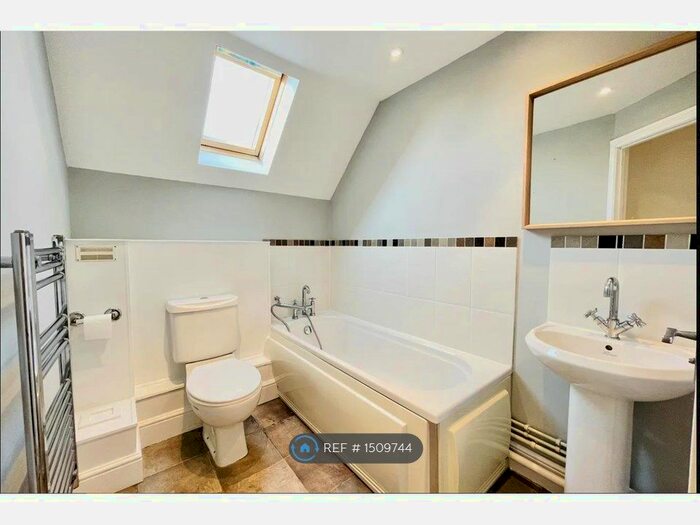 2 Bedroom Flat To Rent In Derby Road, Northampton, NN1