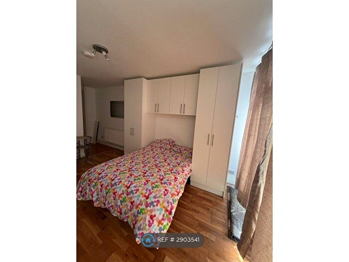 Studio To Rent In Green Lanes, London, N13