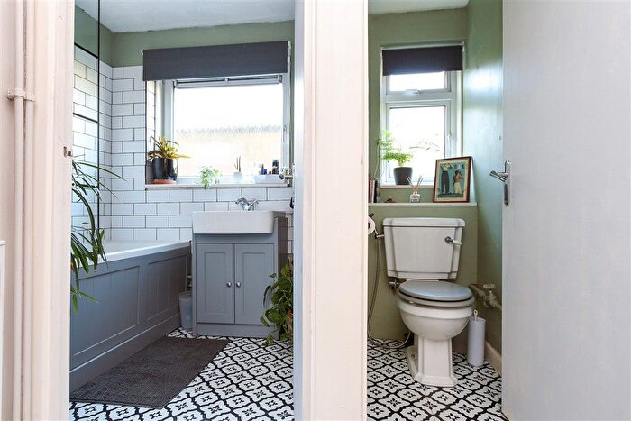 2 Bedroom Flat For Sale In Court Lodge Road, Horley, Surrey, RH6