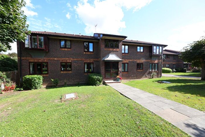 1 Bedroom Flat For Sale In Campion Court, LIttle Thurrock (with Garage), RM17