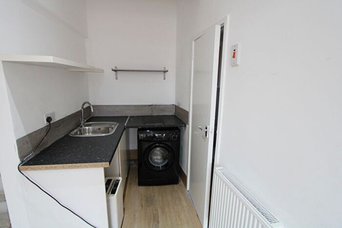 Studio To Rent In Waddon New Road, Croydon, CR0
