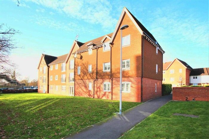 2 Bedroom Flat To Rent In Outfield Crescent, Wokingham RG40