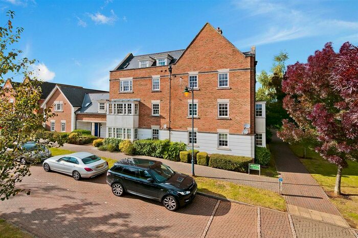 2 Bedroom Flat To Rent In Melrose Avenue, Kings Hill, ME19