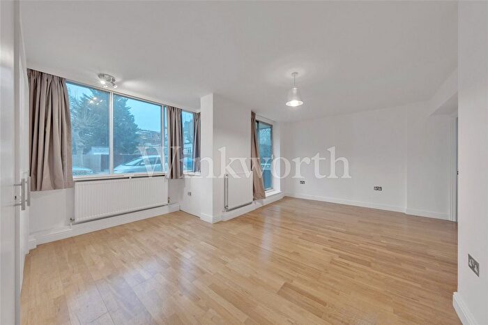 3 Bedroom Flat To Rent In Ravenscroft Avenue, London, NW11