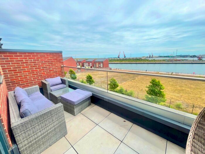 5 Bedroom Town House To Rent In Langdon Road, St. Thomas, Swansea, SA1