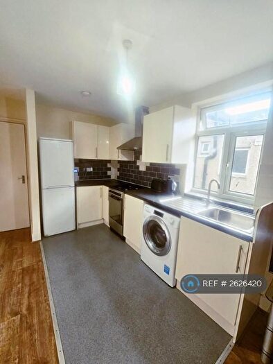 3 Bedroom Flat To Rent In Dickens Road, Newham, London, E6