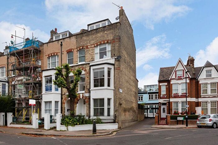 6 Bedroom Town House To Rent In Marlborough Road, London, N19