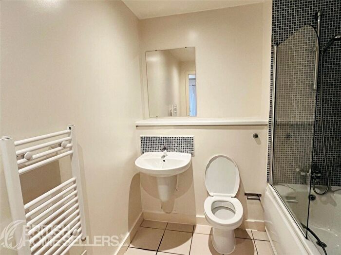 2 Bedroom Apartment For Sale In William Fairburn Way, Manchester, Greater Manchester, M4