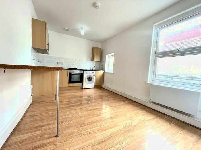 2 Bedroom Apartment To Rent In West Street, Fareham, PO16