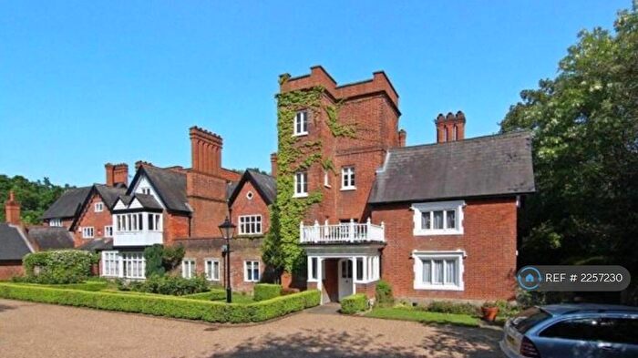 3 Bedroom Flat To Rent In Devey Close, London, KT2