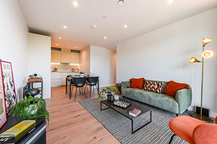 3 Bedroom Flat To Rent In Uncle Deptford, Deptford, London, SE8