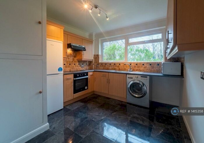 2 Bedroom Flat To Rent In Gateway Close, Northwood, HA6