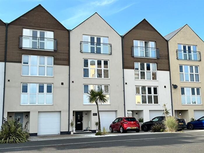 4 Bedroom Town House For Sale In Bwlchygwynt, Llanelli, SA15