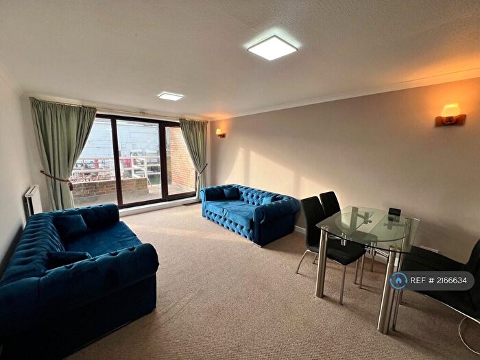 3 Bedroom Flat To Rent In Riverside Court, Caversham, Reading, RG4