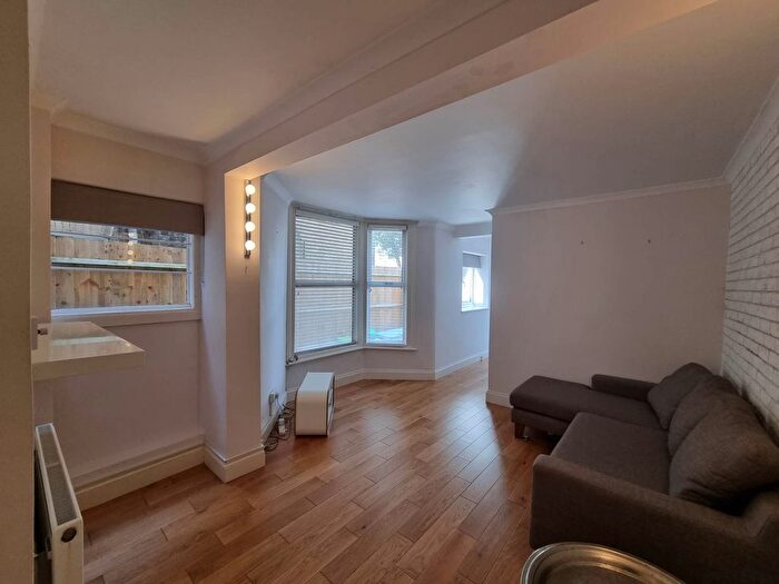 2 Bedroom Flat To Rent In Courcy Road, Turnpike Lane, N8