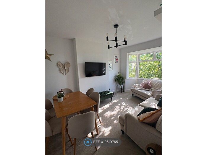 3 Bedroom Maisonette To Rent In Fieldview, London, SW18