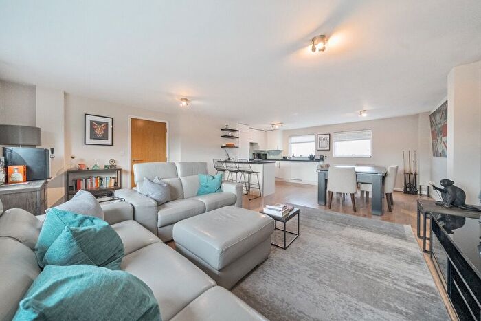 3 Bedroom Flat For Sale In Elmfield Road, London, SW17