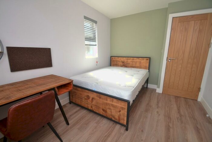 1 Bedroom Town House To Rent In Waverley Street, Nottingham, NG7