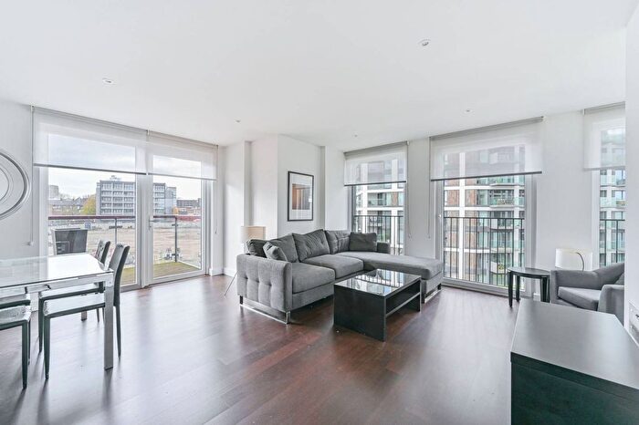 3 Bedroom Flat To Rent In Duke Of Wellington Avenue, Woolwich, London, SE18