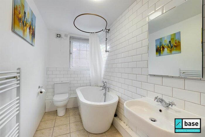 2 Bedroom Flat To Rent In Cornwall Avenue, Bethnal Green, London, E2