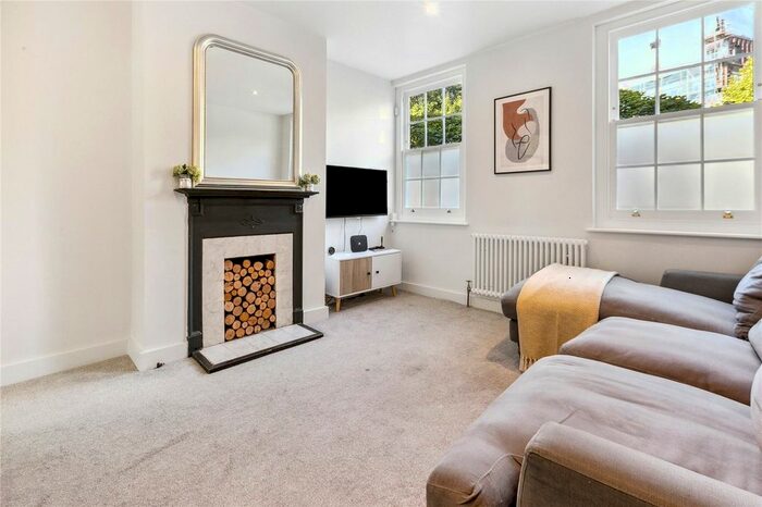 2 Bedroom Flat To Rent In The Polygon, London, SW4