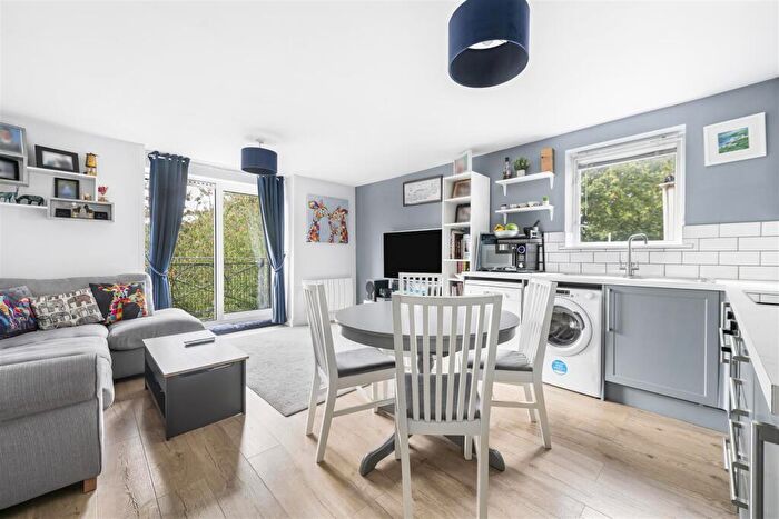 2 Bedroom Flat For Sale In Montana Gardens, Sutton, SM1