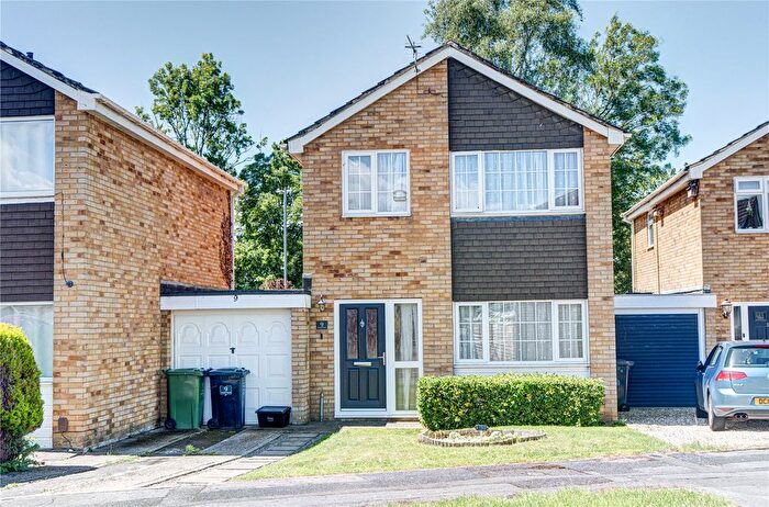 3 Bedroom Link Detached House For Sale In Sutton Road, Eldene, Swindon, Wiltshire, SN3