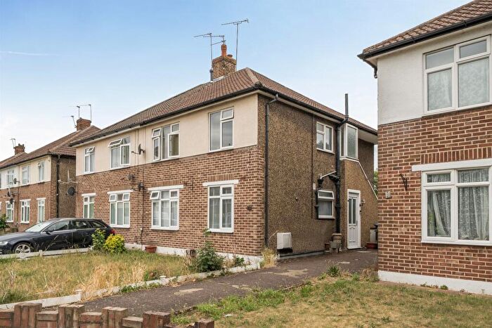 2 Bedroom Maisonette For Sale In Lyndhurst Gardens, Enfield, EN1