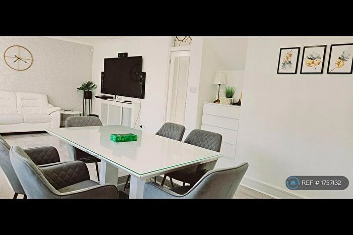 6 Bedroom Bungalow To Rent In Lower Cippenham Lane, Slough, SL1