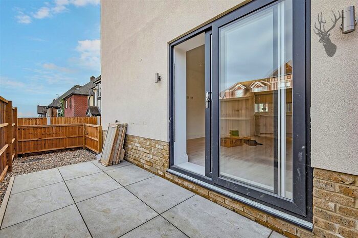 1 Bedroom Flat For Sale In Crossways, Manor Road, Chigwell, IG7