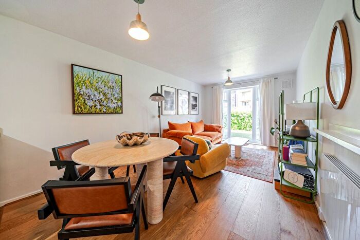 1 Bedroom Flat For Sale In Ashdown Way, Balham, London, SW17