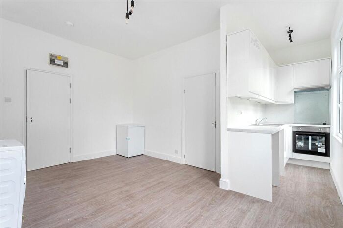 Studio To Rent In Caledonian Road, London, N7