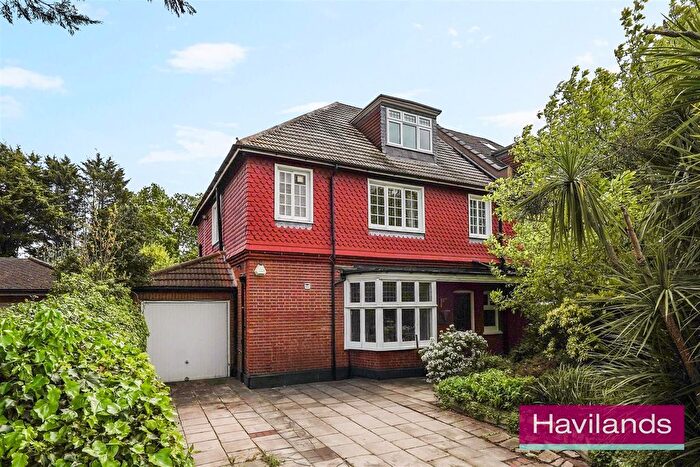 6 Bedroom Semi-Detached House For Sale In Village Road, Enfield, EN1