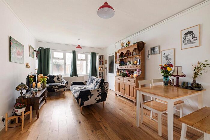2 Bedroom Flat For Sale In Drayton Road, Leytonstone, E11