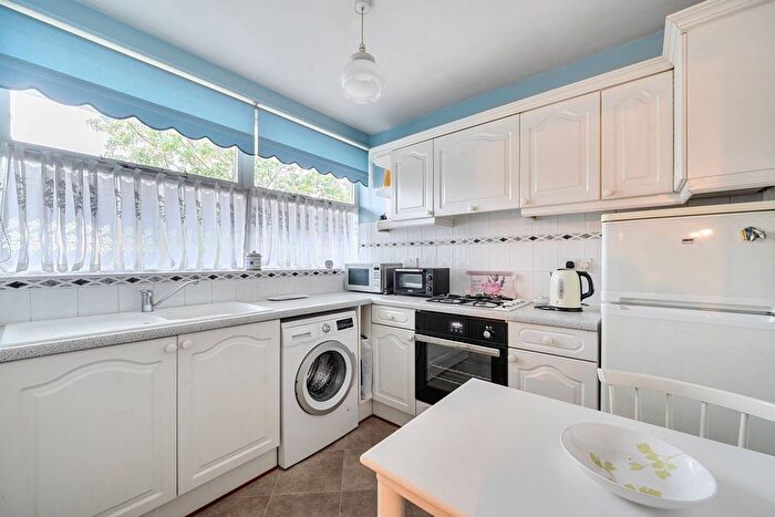 2 Bedroom Flat For Sale In Churchill Gardens, Pimlico, London, SW1V