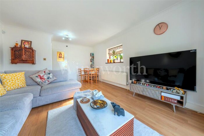 2 Bedroom Apartment To Rent In Hoop Lane, London, NW11