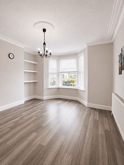 1 Bedroom Barn Conversion To Rent In Gordon Road, Ilford, IG1