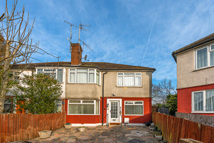 2 Bedroom Apartment To Rent In Eversleigh Road, London, N3