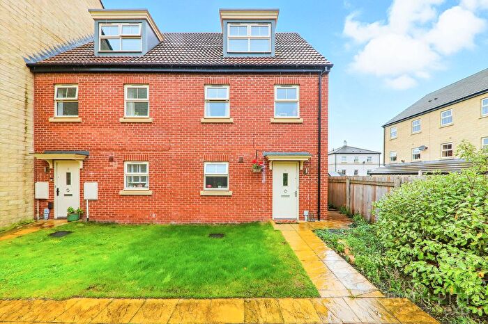 3 Bedroom Town House For Sale In Robinsons Court, Ackworth, WF7