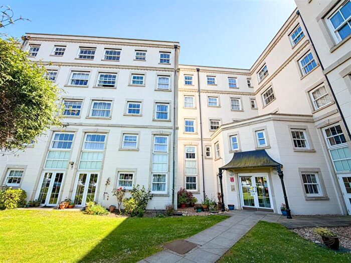 1 Bedroom Apartment For Sale In Marine Parade West, Clacton-on-Sea, Essex, CO15