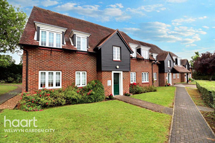 2 Bedroom Retirement Property For Sale In Barnside Court, Welwyn Garden City, AL8