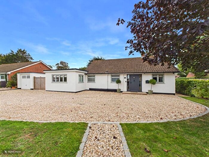 3 Bedroom Detached Bungalow For Sale In Godwin Way, Chichester, PO18