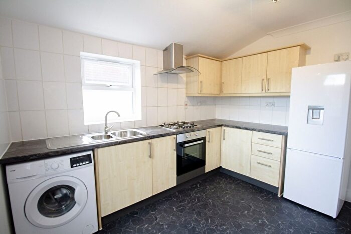 2 Bedroom Flat To Rent In B Sunnyside Road, Ilford, Essex, Uk, IG1